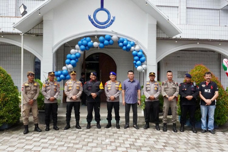 Dansat Brimob Riau tinjau di gereja HKBP Sukajadi Guna Memastikan Keamanan Natal 2024