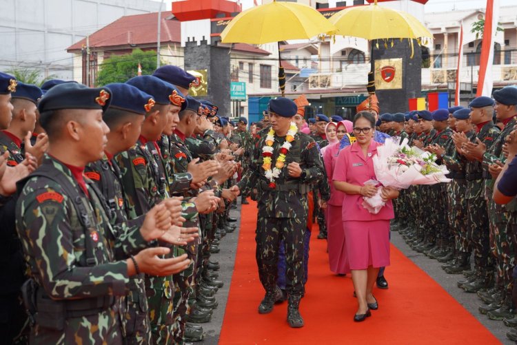 Farawell and Welcome Parade Komandan Satuan Brimob Polda Riau