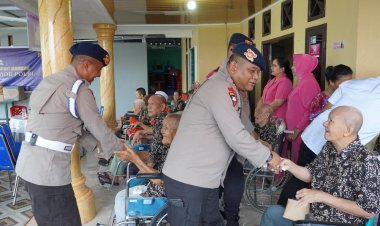 Hangat dan Penuh Kasih, Brimob Polda Riau Kunjungi Panti Jompo di Usia Emas ke-80 Korps Brimob Polri