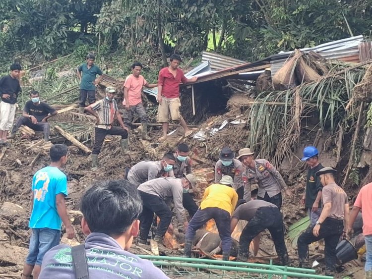 Respons Kemanusiaan Brimob Polda Riau: Dua Korban Banjir Berhasil Dievakuasi di Agam