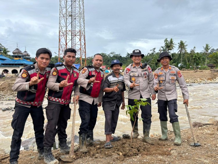 Dansat Brimob Polda Riau Tanam Pohon di Agam: Wujud Nyata Green Policing Pasca Banjir Bandang
