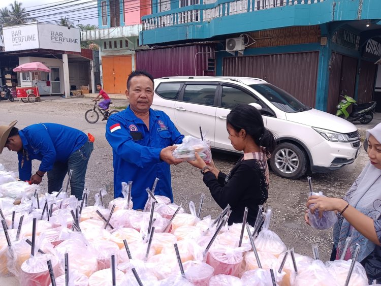 Aksi Sosial Ramadhan, PPDI Kabupaten Siak Bagikan 1.000 Takjil di Simpang Belutu Kandis