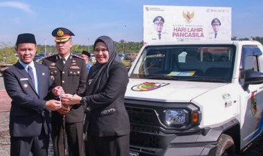 Perkuat Penanganan Sampah dan Banjir, Agung Nugroho Serahkan Mobil Operasional ke 15 Kecamatan