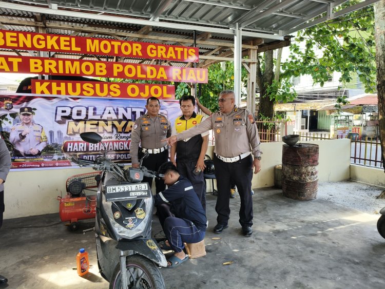 Peduli Pengemudi Ojol, Ditlantas Polda Riau Gelar Bengkel Gratis dan Layanan SIM