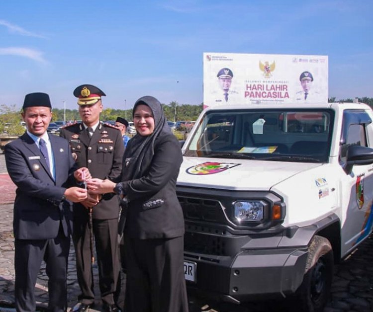 Perkuat Penanganan Sampah dan Banjir, Agung Nugroho Serahkan Mobil Operasional ke 15 Kecamatan