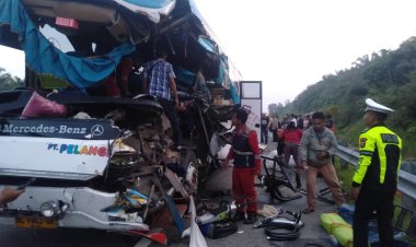 Respons Cepat Sat PJR Ditlantas Polda Riau dan Tim HK Percepat Evakuasi Korban
