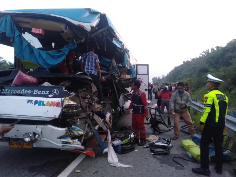 Respons Cepat Sat PJR Ditlantas Polda Riau dan Tim HK Percepat Evakuasi Korban